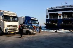 Το αδιαχώρητο σε Χίο και Μυτιλήνη από νταλίκες και οχήματα [video]