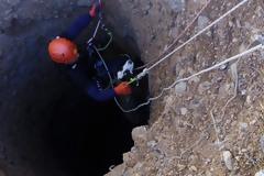 Φωκίδα: Έσωσαν σκύλο που είχε πέσει σε πηγάδι 30 μέτρων [photos]