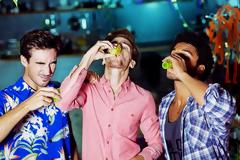 Πώς θα διασκεδάζεις με τους φίλους σου μέχρι το πρωί όταν δεν είσαι single