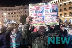 Ο γνωστός καστανάς της Θεσσαλονίκης ξαναχτυπά με πλακάτ απέναντι στον Μπουτάρη