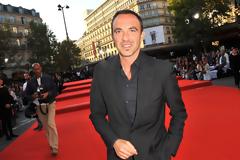 Ο Νίκος Αλιάγας δίπλα στο κέρινο ομοίωμα του!