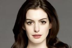 Η πιο κομψή εμφάνιση της εβδομάδας ανήκει σίγουρα στην Anne Hathaway