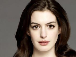 Φωτογραφία για Η πιο κομψή εμφάνιση της εβδομάδας ανήκει σίγουρα στην Anne Hathaway