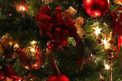 Δεν θα πιστεύετε πώς φτάσαμε να βάζουμε μπάλες στο έλατο...