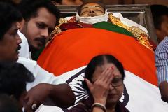 Πέθαναν 470 άνθρωποι επειδή δεν άντεξαν τον χαμό κορυφαίας πολιτικού!