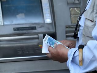 Φωτογραφία για ΦΩΤΙΑ σε γκισέ και ΑΤΜ τραπεζών με το νέο φόρο αναλήψεων!
