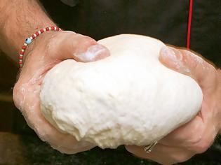 Φωτογραφία για Εδώ ζυμώνεται – Εδώ ψήνεται: το ειδικό σήμα του φρέσκου ψωμιού στους φούρνους