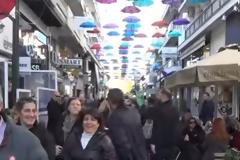 Εγκαίνια για της ομπρέλες της Απόλλωνος street στα Τρίκαλα [video]