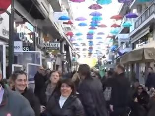 Φωτογραφία για Εγκαίνια για της ομπρέλες της Απόλλωνος street στα Τρίκαλα [video]