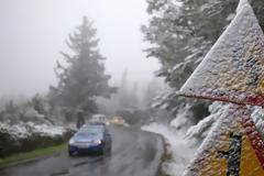 Ραγδαία επιδείνωση του καιρού με βοριάδες, τσουχτερό κρύο και χιόνια στην Πάρνηθα