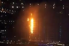 Φλόγες «καταπίνουν» πολυτελές κτίριο στο τεχνητό νησί του Ντουμπάι