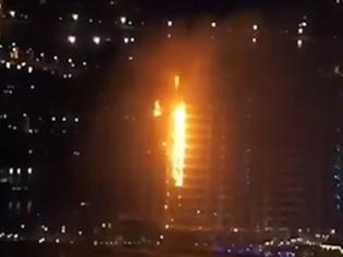 Φωτογραφία για Φλόγες «καταπίνουν» πολυτελές κτίριο στο τεχνητό νησί του Ντουμπάι
