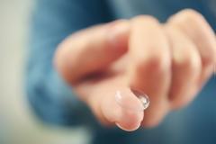 6 λάθη που κάνεις με τους φακούς επαφής