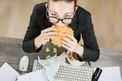 Κάθεσαι όλη μέρα στο γραφείο; Χάσε βάρος με 6 τρόπους