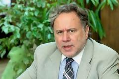 Ο αινιγματικός αυτοπαραλληλισμός Κατρούγκαλου με τον Γιώργο Παπανδρέου