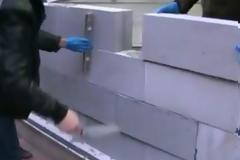 Χτίζουν την είσοδο του υπουργείου Υγείας οι εργαζόμενοι στα νοσοκομεία της Αττικής