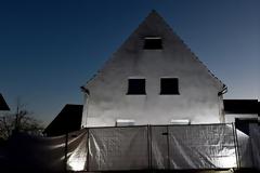 Παρέσερναν μοναχικές γυναίκες με αγγελίες για να τις βασανίσουν