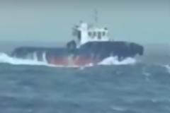 Κρήτη: Η στιγμή που τα κύματα ''καταπίνουν'' ρυμουλκό - Βίντεο από τη μάχη του καπετάνιου