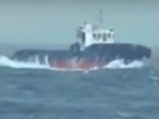 Φωτογραφία για Κρήτη: Η στιγμή που τα κύματα ''καταπίνουν'' ρυμουλκό - Βίντεο από τη μάχη του καπετάνιου