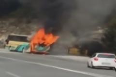 Καβάλα: Εφιάλτης μαθητών σε φλεγόμενο λεωφορείο - Το βίντεο ντοκουμέντο της φωτιάς