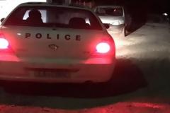 Άνδρας βγήκε στην αυλή του σπιτιού του και άρχισε να πυροβολεί