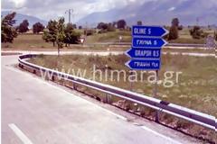 Νέα πρόκληση κατά της Ελληνικής Μειονότητας - Αλβανός ξηλώνει τις ελληνικές πινακίδες