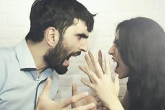 4 κλασσικοί καβγάδες που κάνουν τα ζευγάρια (και πώς να τους αποφύγεις)