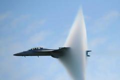 Μοναδικές εικόνες από πολεμικά αεροσκάφη τη στιγμή που σπάνε το φράγμα του ήχου...