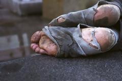 ΑΔΙΑΝΟΗΤΟ:Παιδιά 12 ετών έκαψαν ζωντανό άστεγο!