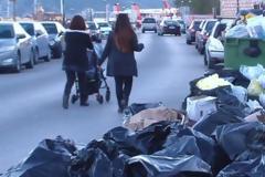 Μαζεύουν τα «βουνά» των σκουπιδιών στην Ζάκυνθο