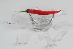 Ο πιο γρήγορος τρόπος για να μαζέψετε τα σπασμένα γυαλιά από το πάτωμα