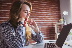 Νύστα μετά το μεσημεριανό φαγητό; Ποιος είναι ο «ένοχος» συνδυασμός τροφών