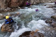 7η ΕΜΑΚ: Διάσωση στα παγωμένα ορμητικά νερά του ποταμού [video]