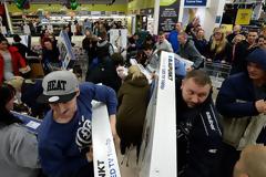 Βρετανία: Η Black Friday γέμισε τα ταμεία