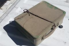 Βρήκαν ένα κουτί από το 1951 πίσω από έναν τοίχο του σπιτιού τους. Όταν είδαν ΤΙ έχει μέσα, έπαθαν το ΣΟΚ της ζωής τους!