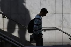 Μισθός 100 ευρώ το μήνα για 125.000 Έλληνες εργαζόμενους