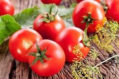 Να μη ξεφλουδίζουμε τη ντομάτα συμβουλεύουν οι επιστήμονες