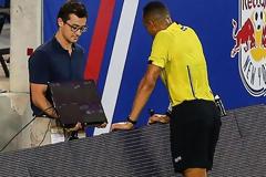 Αντίθετοι ΟΥΕΦΑ και ποδοσφαιριστές με το video στα γήπεδα