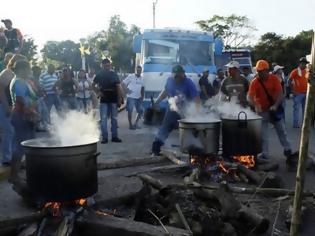 Φωτογραφία για Χάος και βίαια επεισόδια στη Βενεζουέλα λόγω έλλειψης ρευστού