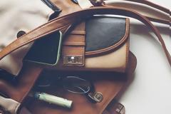 17 πράγματα που κάθε γυναίκα πρέπει να έχει στην τσάντα της