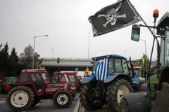 Ζεσταίνουν τις μηχανές των τρακτέρ τους οι αγρότες