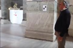 Συγκλονίζει. ψέλνει το 