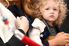 Αχ, πόσο μοιάζουν αυτές οι δύο: Είναι η κόρη της...