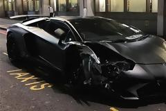 Kαρφώνει την Aventador SV σε αυτοκίνητα σταματημένα στο φανάρι [video]