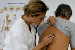 ΥΠΟΧΡΕΩΤΙΚΗ Η ΠΑΡΟΧΗ ΥΠΗΡΕΣΙΩΝ ΥΓΕΙΑΣ ΣΕ ΟΛΟΥΣ ΤΟΥΣ ΠΟΛΙΤΕΣ