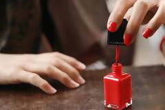 Ποιο είναι το λάθος που κάνουμε όλες μας όταν βάφουμε τα νύχια μας