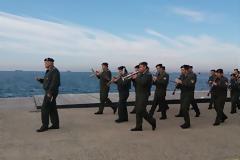 Οι Los Lampicos παρέα με εθελοντές και υπό τους ήχους της μπάντας του Γ'ΣΣ  ''γυαλίζουν'' τη Νέα Παραλία Θεσσαλονίκης