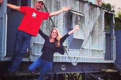 Βρίσκονται σε μήνα του μέλιτος 5 χρόνια μόλις με 24$ την ημέρα