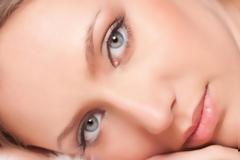 Γιατί φουσκώνουν τα μάτια σας το πρωί;