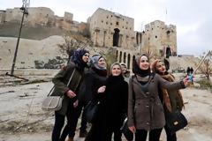 Εξοργιστική απάθεια: «Τουρίστες» βγάζουν σέλφι με φόντο τα ερείπια στο Χαλέπι